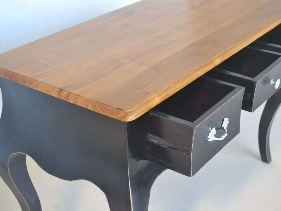 The desk front view, the tree drawers position shows the center drawer smaller than other