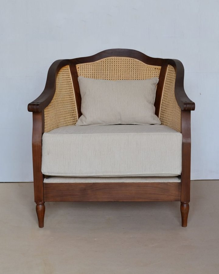 Colonial tub chair front view