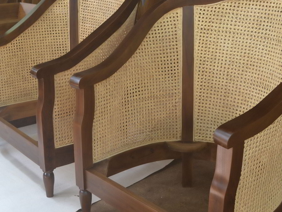 Front right view, the rattan skin at left side and the back legs detail