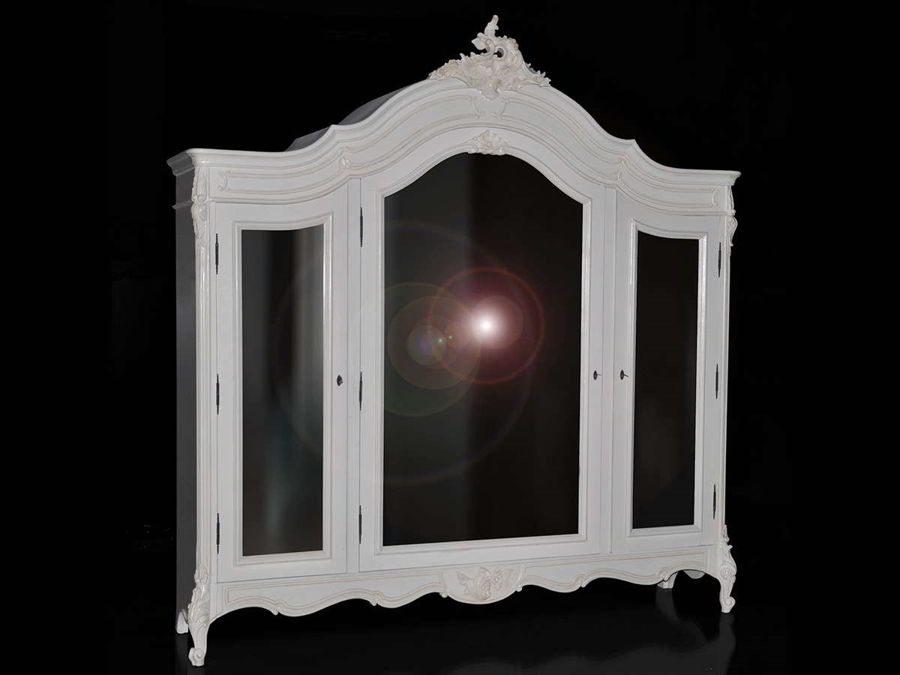 Full perspective view of the pieces, the right side is made of solid wood